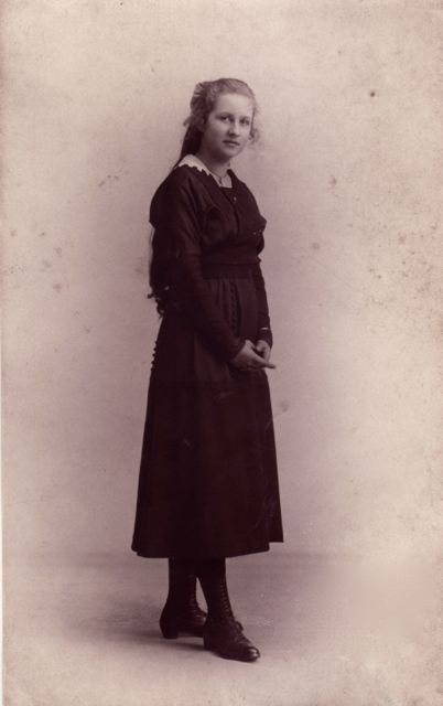 Nicht Lucienne,  die pretendeerde te kunnen wichelroede lopen enkel met haar vingers. Voor ons part kan ze naar de pomp lopen! 